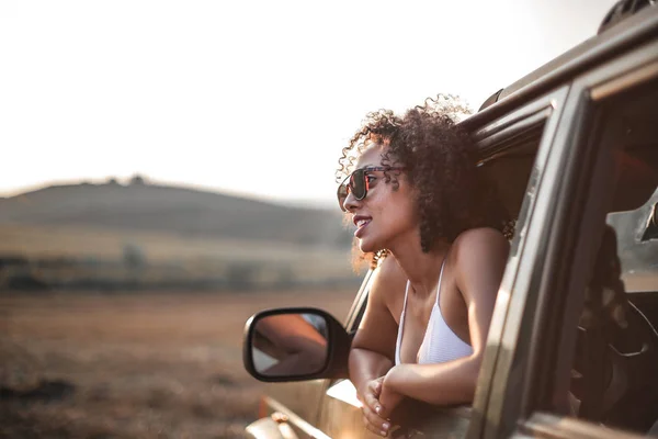 Bela Jovem Mulher Negra Olhando Para Fora Carro — Fotografia de Stock