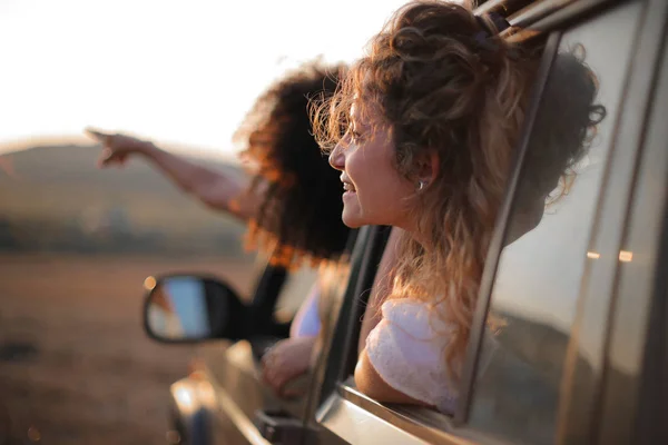 Jonge Mensen Vakantie Kijken Uit Het Platteland Van Auto — Stockfoto