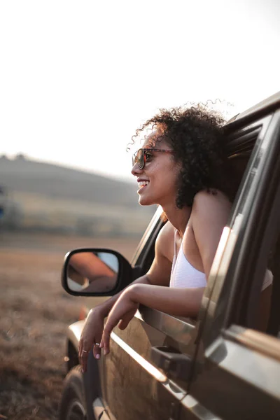 Όμορφη Νεαρή Μαύρη Γυναίκα Ψάχνει Από Την Ύπαιθρο Του Αυτοκινήτου — Φωτογραφία Αρχείου