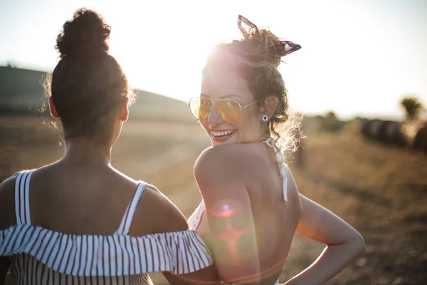 Donna Sorridente Campagna — Foto Stock