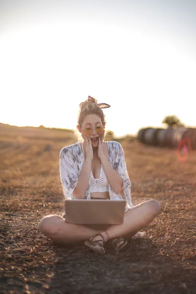 Kadın Onun Laptop Kırsal Bakarken Sürpriz Arıyor — Stok fotoğraf