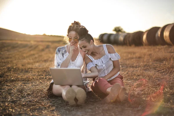 Twee Jonge Vrouw Laptop Kijken Lachen — Stockfoto