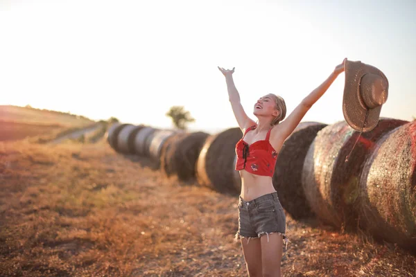 Jovem Mulher Gozando Liberdade Rural — Fotografia de Stock