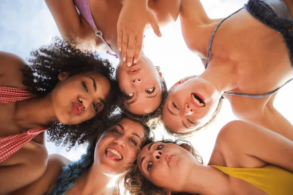 Ragazze Stanno Divertendo Mostrando Espressioni Facciali Divertenti — Foto Stock