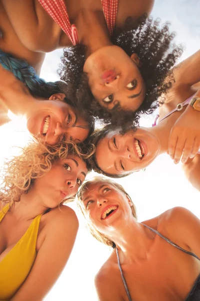 Girls Having Fun Showing Funny Face Expressions — Stock Photo, Image
