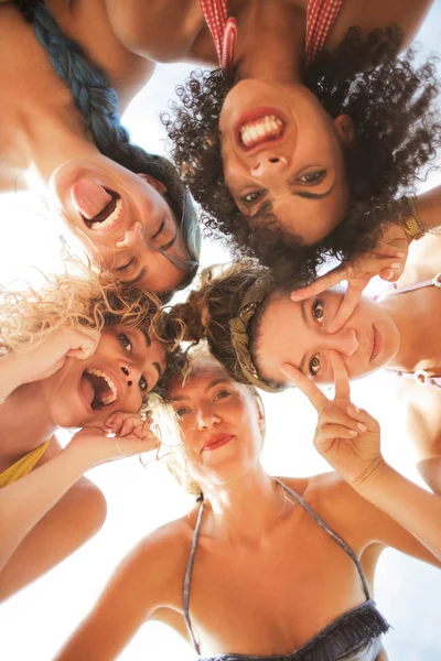 Girls Having Fun Showing Funny Face Expressions — Stock Photo, Image