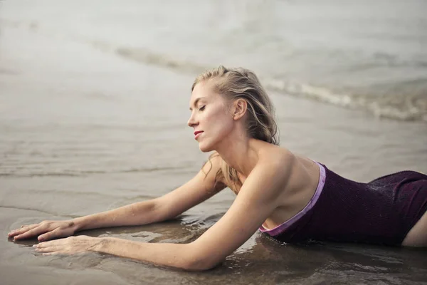 Ung Kvinna Liggande Stranden — Stockfoto