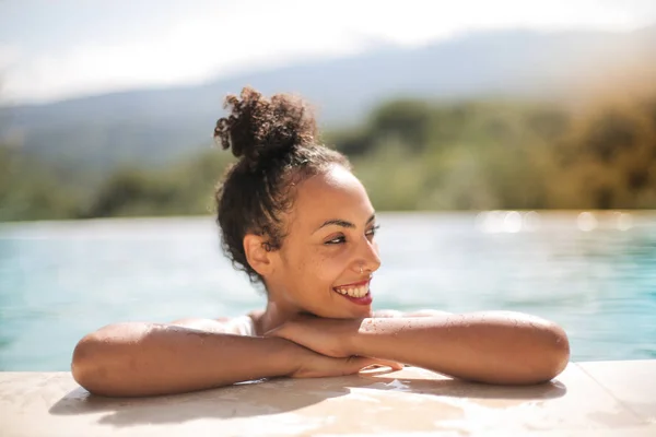 Portret Van Mooie Glimlachend Zwarte Vrouw Ontspannen Het Zwembad — Stockfoto