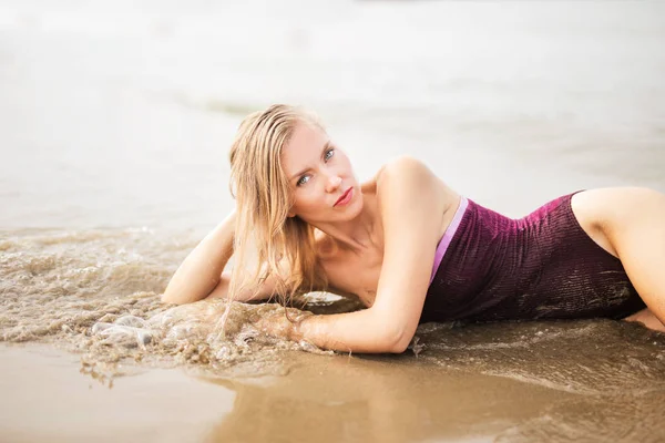 ビーチに横たわる女 — ストック写真