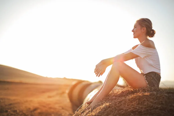 Femme Assise Sur Une Campagne Balles — Photo