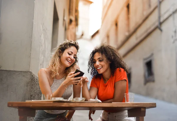 Friends Bar Looking Smartphone — Stock Photo, Image