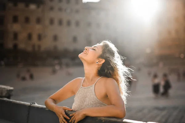 Bela Mulher Relaxante Rua — Fotografia de Stock