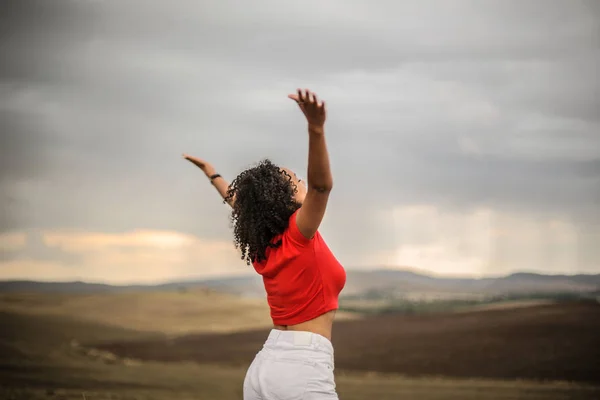 Giovane Donna Godendo Libertà Campagna — Foto Stock