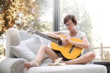 kadın onun gitar ile rahatlatıcı