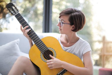 Gitar çalan kadın