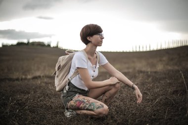 Genç kadın evde rahatlatıcı laptop ve kulaklık ile