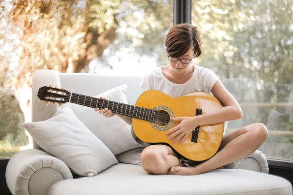 Mujer Con Guitarra Sentada Sofá —  Fotos de Stock