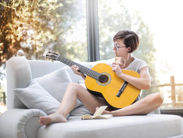 Vrouw Met Haar Gitaar — Stockfoto