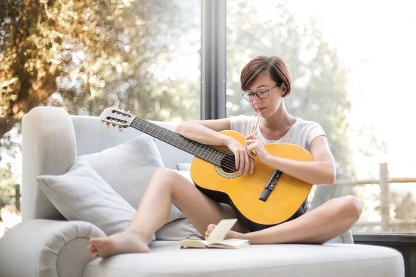 Femme Relaxant Avec Guitare — Photo