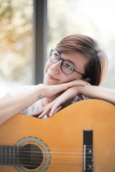 Усміхнена Жінка Розслабляється Покладається Свою Гітару — стокове фото