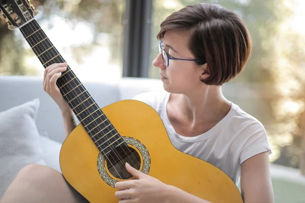 Gitar çalan genç kadın.