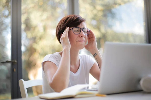 Junge Frau Denkt Hart Vor Ihrem Laptop — Stockfoto