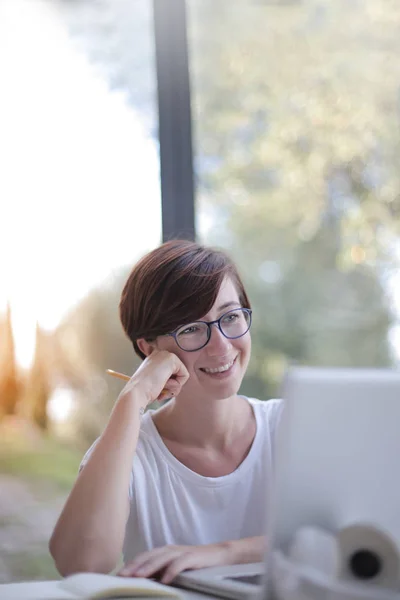 Vrouw Voor Laptop Glimlachen — Stockfoto