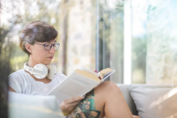 Jeune Femme Lecture Détente Maison — Photo