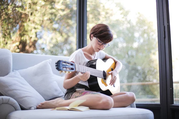 Γυναίκα Που Παίζει Κιθάρα Στο Σπίτι — Φωτογραφία Αρχείου