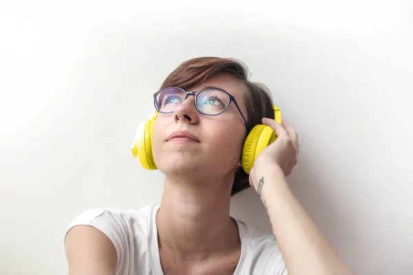 Γυναίκα Ακουστικά Που Χάνεται Σκέψεις — Φωτογραφία Αρχείου