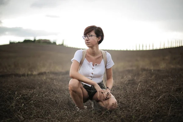 Jonge Vrouw Zitten Het Gras Toscane — Stockfoto