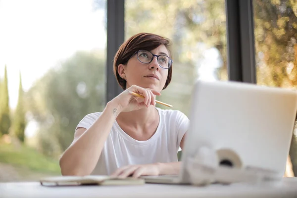 Jonge Vrouw Werken Thuis Met Laptop — Stockfoto