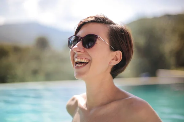 Portrait Une Jeune Femme Riante Avec Des Lunettes Soleil Dans — Photo