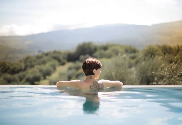 Joven Mujer Pelo Corto Relajarse Piscina Con Hermoso Paisaje Fondo —  Fotos de Stock