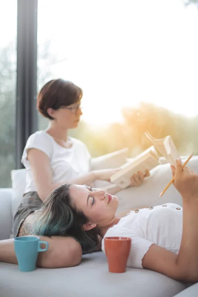 Deux Jeunes Femmes Relaxant Maison — Photo