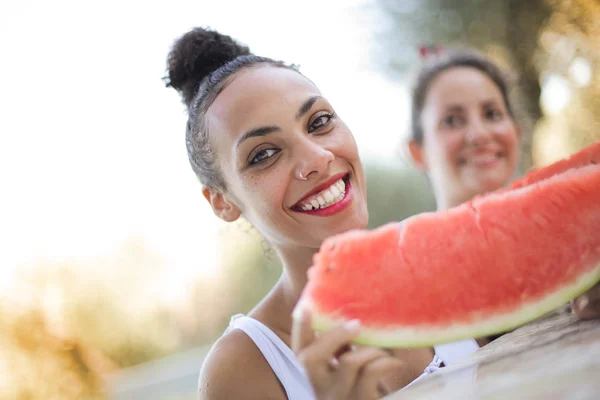Glimlachend Zwart Mooie Vrouw Met Een Hapje Van Watermeloen Zomer — Stockfoto