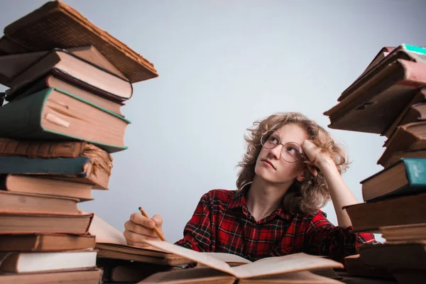 Jovem Bonito Loiro Homem Pensando Estudando Sobre Uma Mesa — Fotografia de Stock