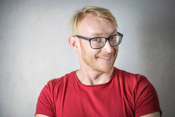 Joven Hombre Guapo Gafas Sonriendo Felizmente —  Fotos de Stock