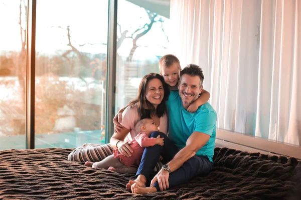 Jonge Gelukkige Familie Met Een Goede Tijd Wit Hun Baby — Stockfoto