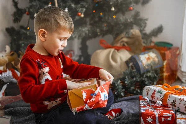 Jeune Garçon Ouvrant Cadeaux Noël Arbre Noël — Photo