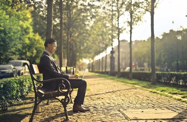 Asiatique Homme Costume Assis Dans Parc — Photo