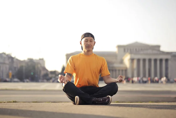 Asiatiska Man Sitter Och Mediterar Gatan — Stockfoto