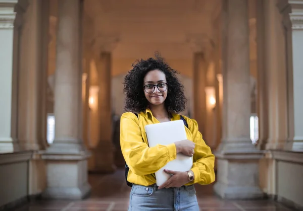 Junge Frau Mit Büchern Der Universität — Stockfoto