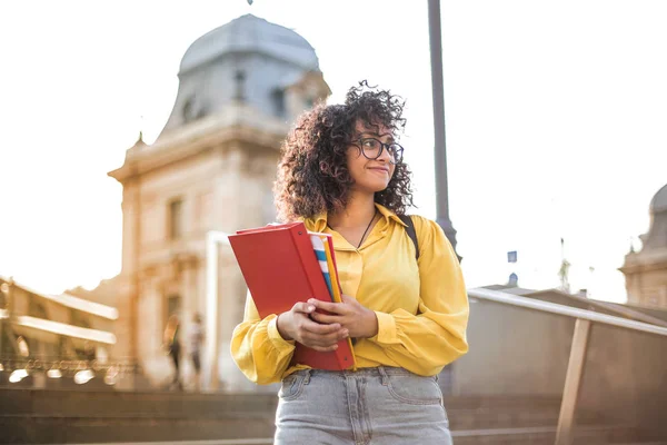 Jeune Femme Avec Des Livres Des Documents Dans Rue — Photo