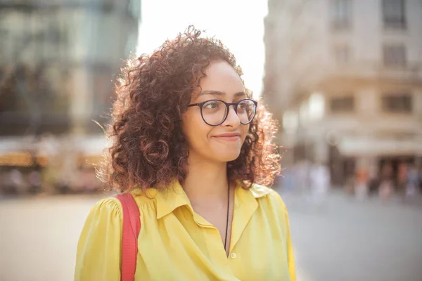 Portret Van Een Jonge Glimlachend Zwart Meisje Straat — Stockfoto