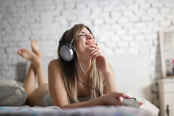Junge Frau Mit Kopfhörern Entspannt Bett — Stockfoto