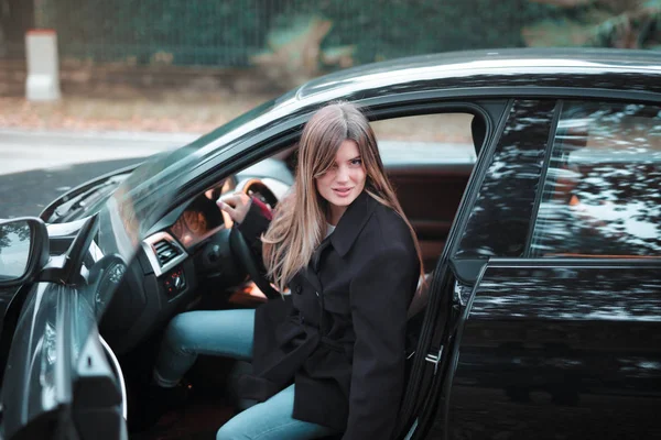 Genç Kadın Adım Yerine Arabasını Üzerinden — Stok fotoğraf