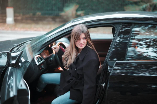 Jovem Mulher Pisando Colocar Seu Carro — Fotografia de Stock