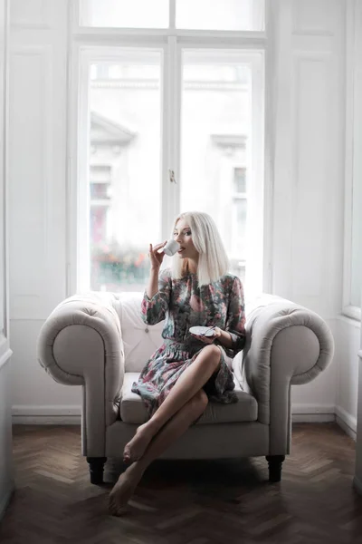 Blond Modell Med Kopp Kaffe Soffa — Stockfoto