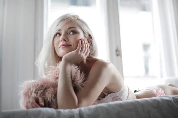 Portret Van Een Blond Fotomodel Met Bont Het Bed — Stockfoto